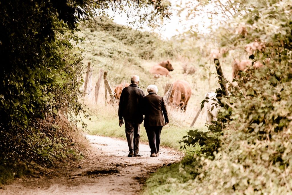 Couple de retraités en promenade