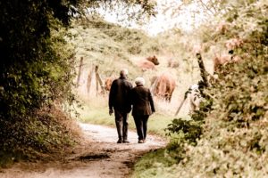 Couple de retraités en promenade
